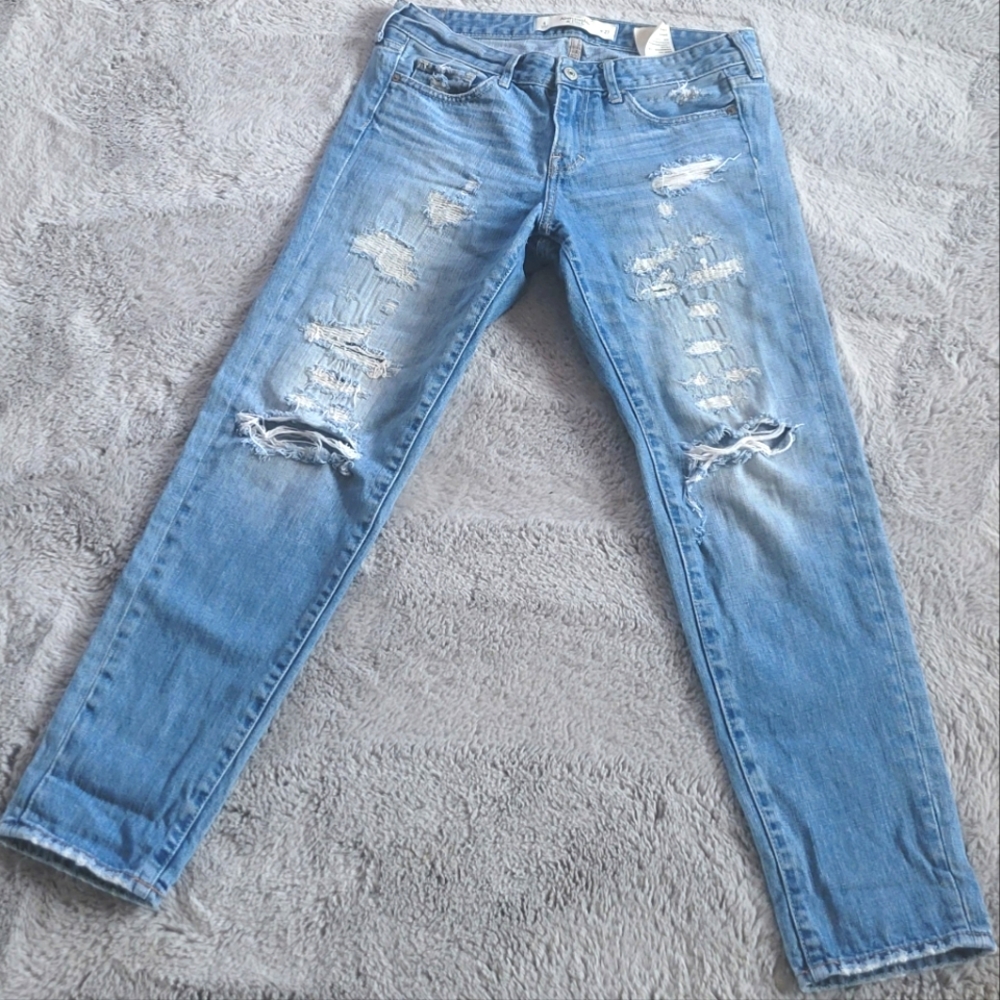 Abercrombie & Fitch relaxed fit boyfriend crop jeans. Size 4/W 27